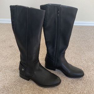 Like new black riding boot. tall black winter boot - narrow foot